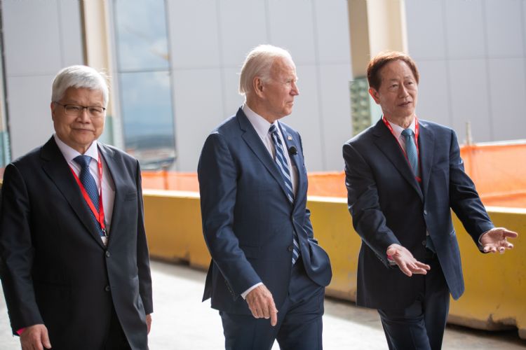 台积电总裁魏哲家（左）、董事长刘德音（右），偕同美国总统拜登（中），参与台积电美国亚利桑那州晶圆厂「首批机台设备到厂」（First tool-in）典礼。台积电