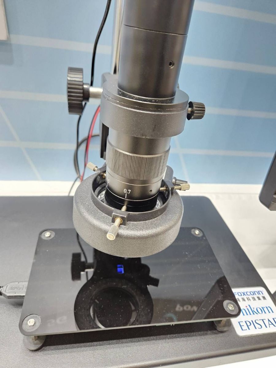 富士康积极布局Micro LED半导体制程，携手富采晶成展出蓝光亮度20万nits Micro LED样品。韩青秀摄