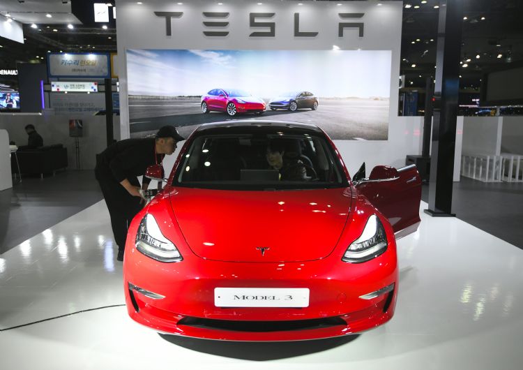 Tesla电动车能拍下汽车周遭的敏感影像。法新社