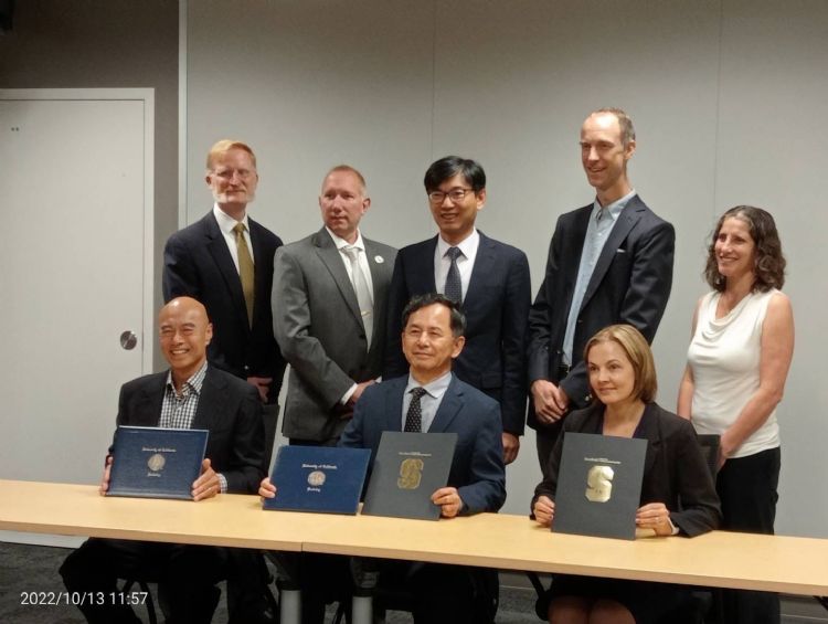 经济部技术处在美国硅谷与史丹佛大学和柏克莱大学联合签约。经济部