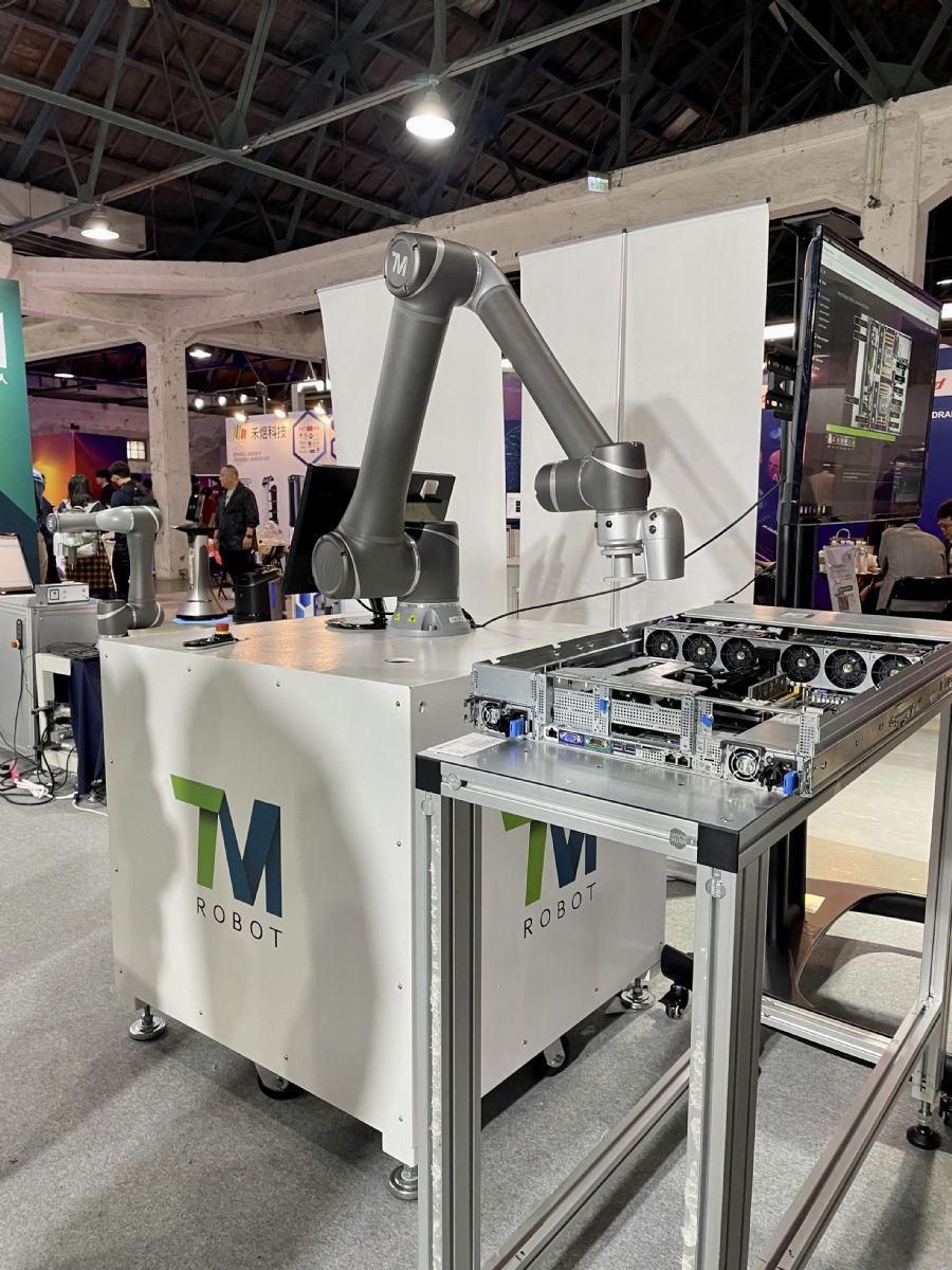 达明机器人AI COBOT 产线帮手兼差送饮料
