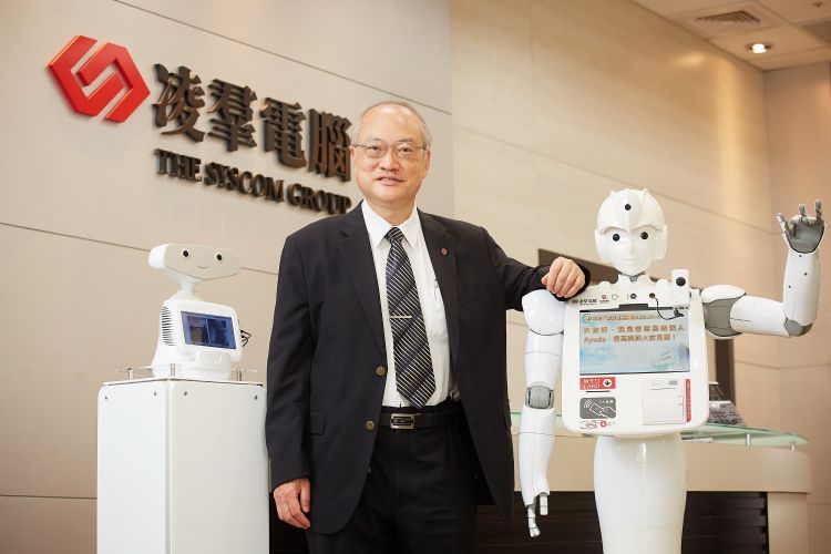 凌群电脑总经理刘瑞隆与服务型机器人Ayuda。李建梁摄