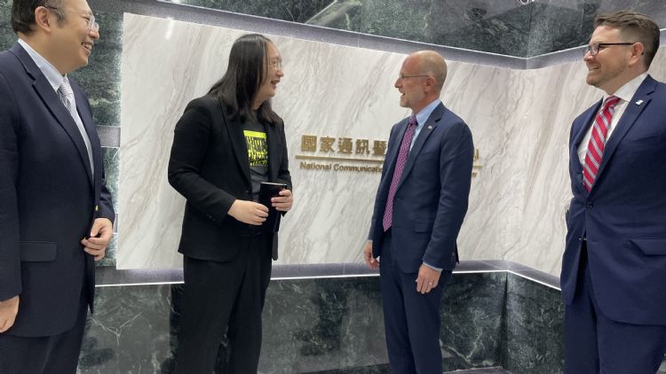 美FCC委员关切跨境传输 唐凤强调落实「本地云」