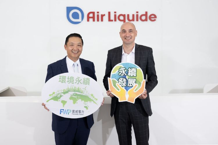 富威电力董事长胡惠森（左）与亚东工业气体总裁Olivier Letessier，代表签署太阳能电力采购合约。亚东
