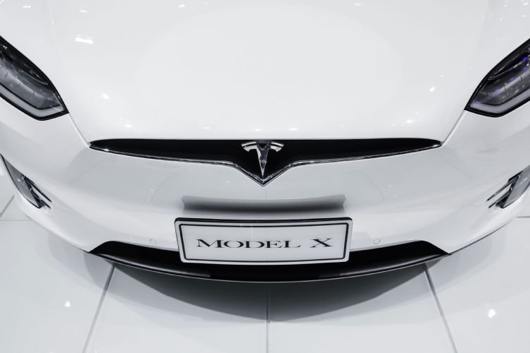 Tesla继续在国内及北美市场实施降价战，2023年下半全球电动车价格战恐持续。彭博