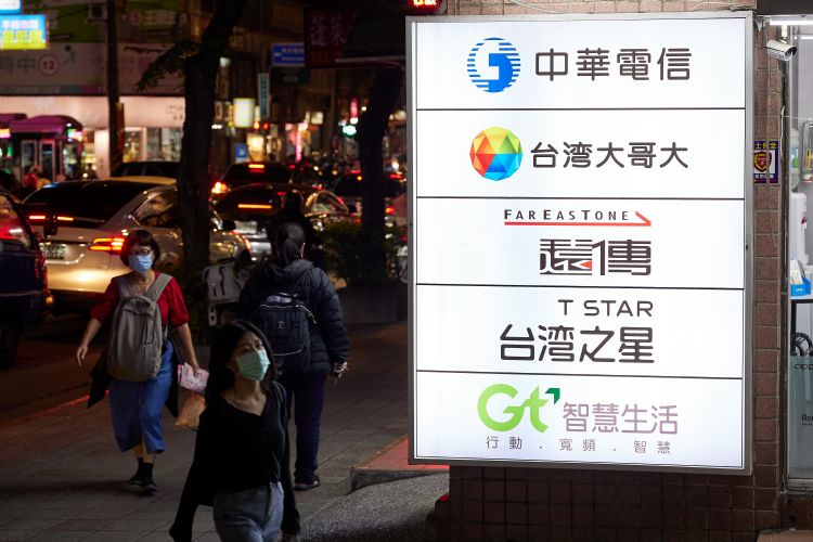 电信业在数码经济发展下，面临经营模式转变的典范转移议题。李建梁摄