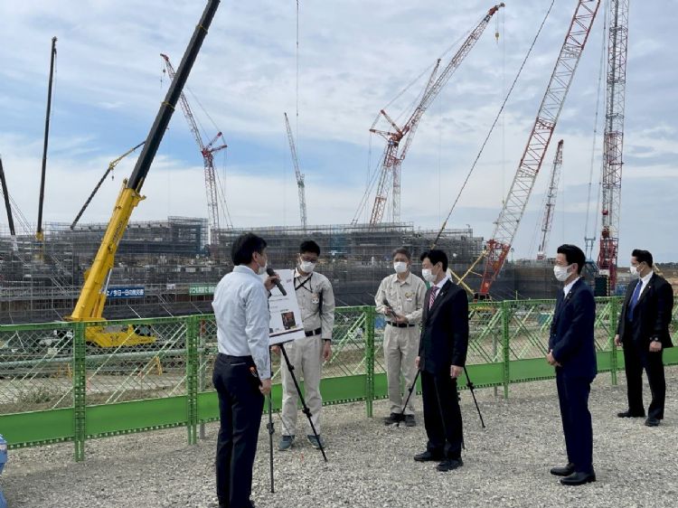 日本经产大臣视察熊本县菊阳町的台积电工地现场。NHK