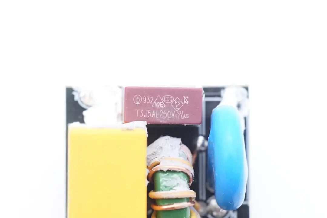 贝特932系列保险丝，倍思大功率氮化镓充电器第一道“安全网”-充电头网