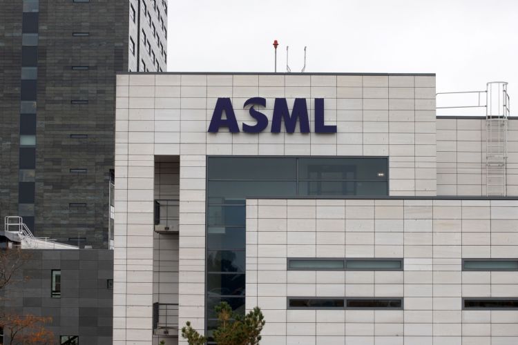 消息人士表示，荷兰与美国政府将再一步紧缩微影设备业者ASML对国内客户的贸易限制。彭博
