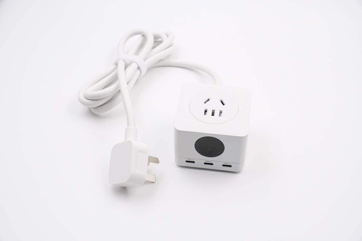 3C口不减配，超越期待高效充电，新斯宝67W USB-C快充插座-充电头网