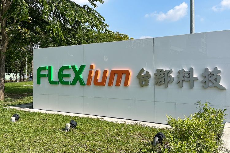 台系软板大厂6月营收受季节性与美系客户拉货调整，呈现微幅下滑，但仍看好下半年美系新机带来营运动能。康琼之摄