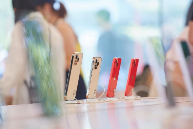 第3季迎来美系大厂新款手机发表，也是PCB产业的出货旺季。图为iPhone 14现场销售照片。李建梁摄（数据照）