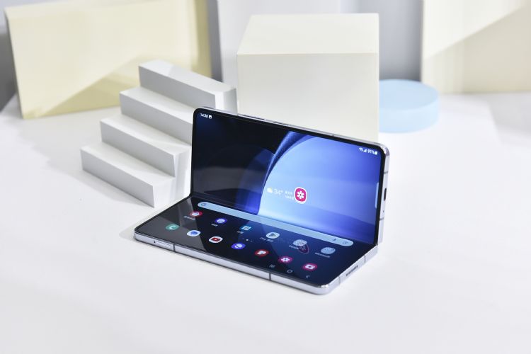 Galaxy Z Fold 5左右折叠设计，方便多工作业。李建梁摄