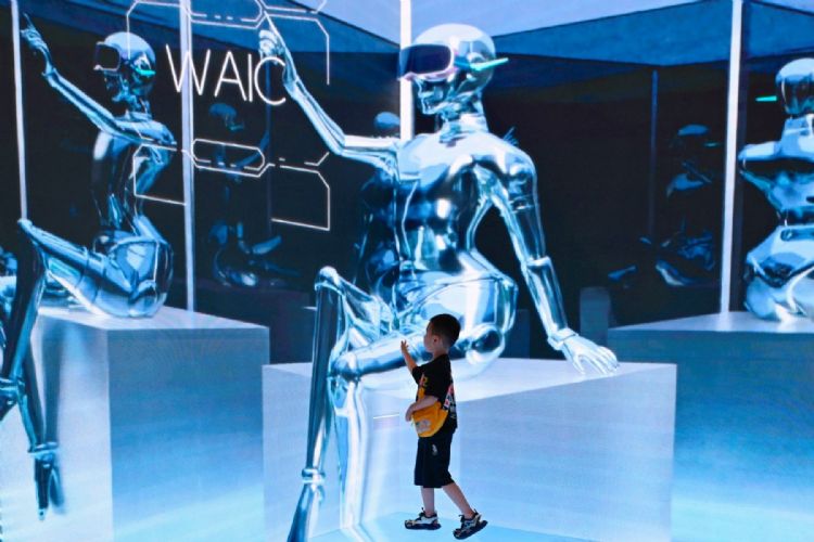 Tesla首次参展WAIC，展示Tesla人形机器人、Tesla Model Y电动汽车和Dojo计算中心等产品。法新社