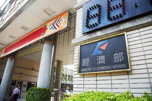 升息和通膨因素，均会造成消费性电子产品买气下滑。符世旻摄