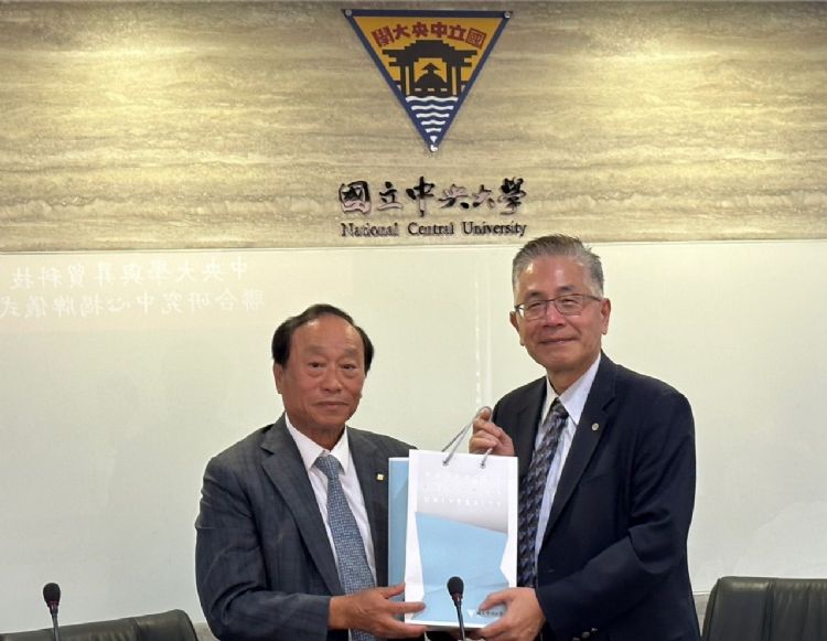 抢攻ESG绿色商机，国立中央大学与全球第三大、台系焊锡业者升贸成立联合研究中心。图左为升贸董事长李三连，图右为国立中央大学周景扬。康琼之摄