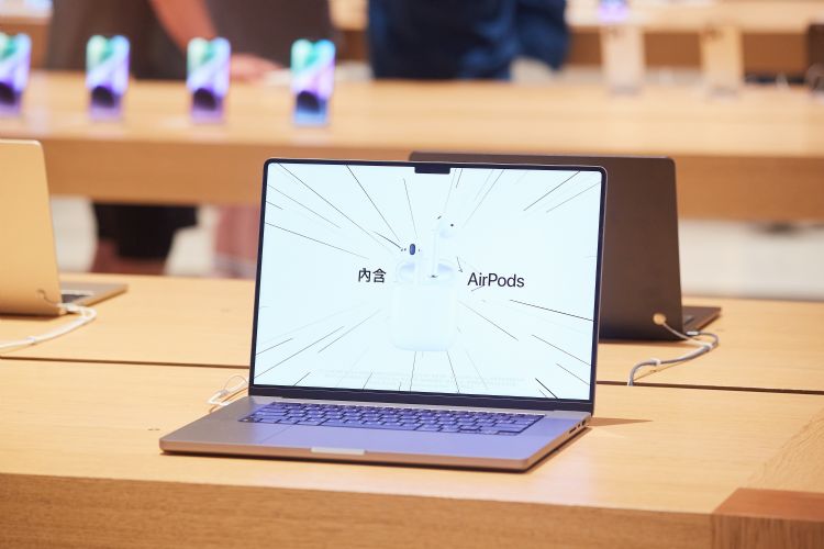 2022年PC销量下跌至疫情前水准，其中MacBook表现相对亮眼。李建梁摄
