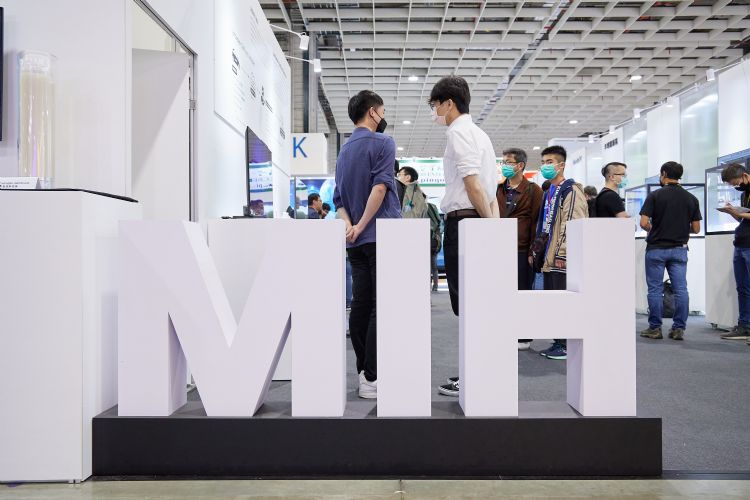 郑显聪表示，MIH从需求端出发，并从软硬件各方面着手整合协助。李建梁摄（数据照）