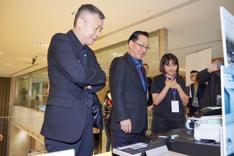 郑显聪（左）、富士康电动车策略长关润（中）出席电动车造型设计大赛决赛。李建梁摄（数据照）