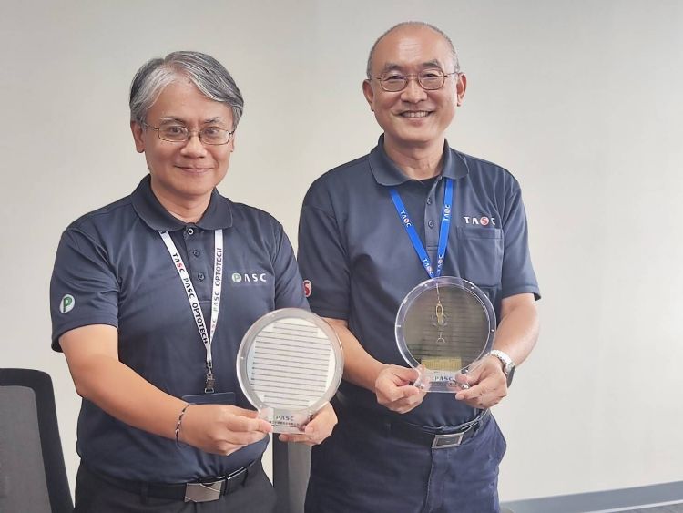 台亚总经理衣冠君（右）及积亚总经理王培仁展示氮化镓及碳化矽成果，预计2023年将扩大产线。台亚