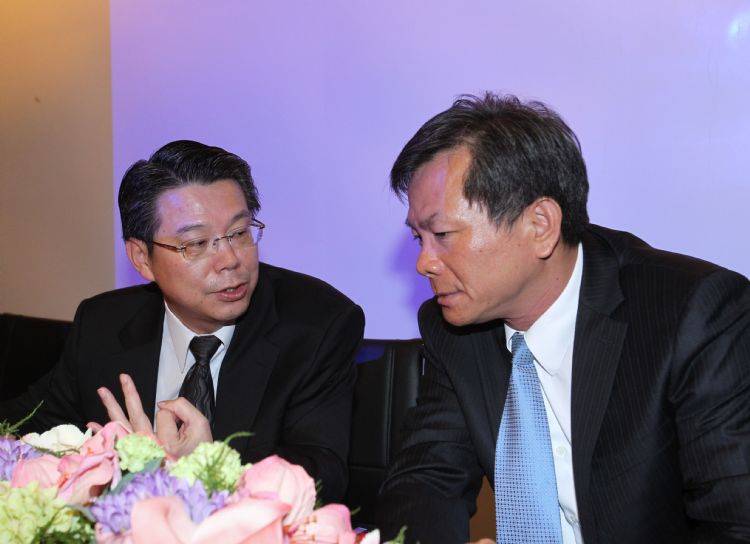 2014年璨圆光电成为晶电全资子公司，右起为时任晶电总经理周铭俊与璨圆董事长简奉任。