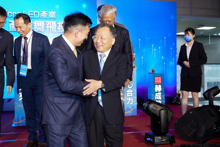 李秉杰交棒后，友达董事长彭双浪有望接掌董座。图为李秉杰（右）与友达总经理柯富仁（左）。
