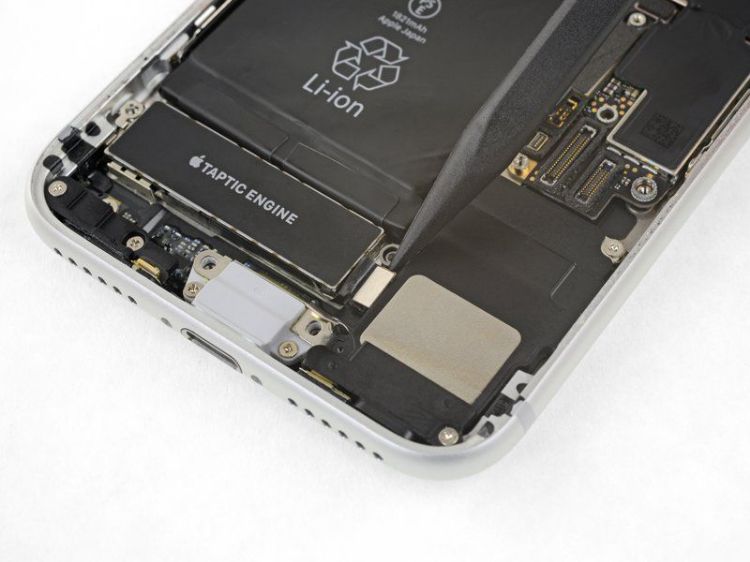 Taptic Engine可以产生iPhone的震动与触觉回馈功能。图为iPhone SE第二代。iFixit