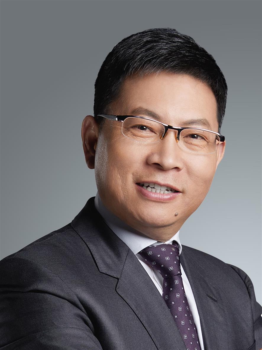 余承东：华为能帮车企活成“巨头”