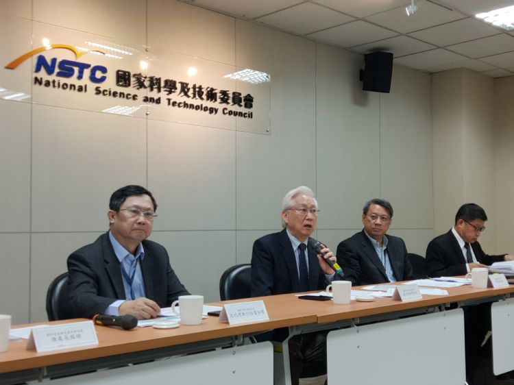 国科会主委吴政忠（中）表示，6G在两、三年之后就会来临。庄衍松摄