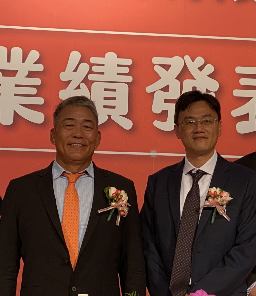 铧友益董事长杜泰源（图左）表示，铧友益为少数同时跨足晶圆代工、封测、PCB与面板四大领域制程的设备厂，目前联电为最大客户，预期2023年营收将保持成长。陈玉娟摄