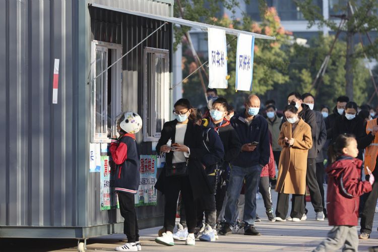 有IC设计客户透露，除了高端机种外，国内手机买气完全未见回升，2023年上半只会更差。图为国内民众排队进行核酸检测。法新社