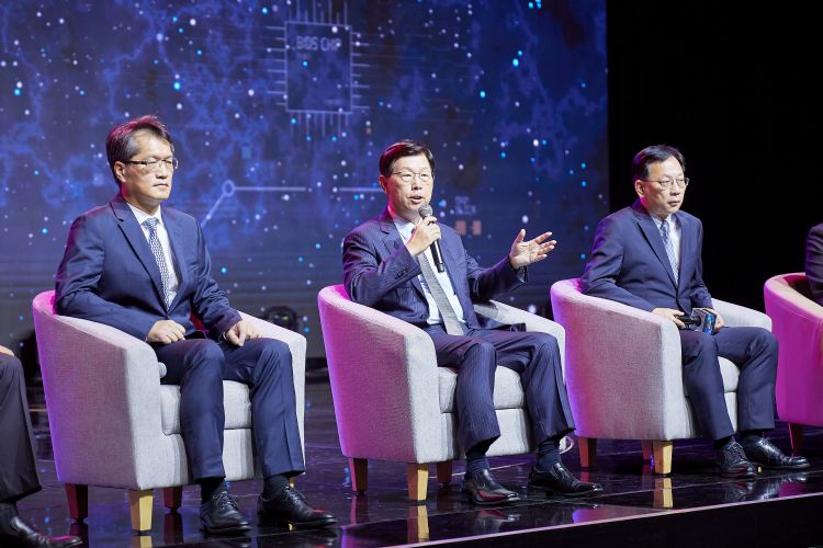 富士康2022年科技日，董事长刘扬伟会后媒体联访。李建梁摄