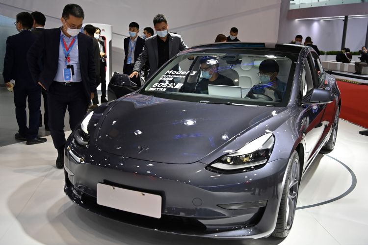 Tesla持续降价刺激国内市场销售量，传准备投入改款Model 3量产，推新产品寻求提振销售。法新社