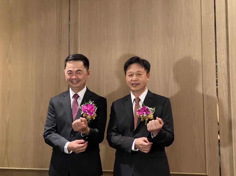 家登董事长邱铭干(图左)表示，家登前开式晶圆传载盒除与台积电合作，更有来自国内多家业者订单，整体订单能见度已至年底。陈玉娟摄