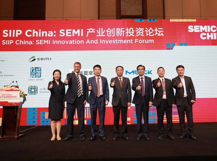 国内强化成熟制程与供应链，与日本半导体业方向相近。图为SEMICON China 2023参展部分厂商合照。SEMICON China 2023