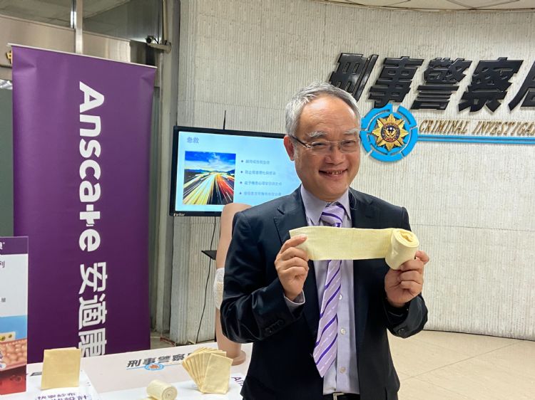 明基材料董事长陈建志代表捐赠安适康快宁止血纱布至内政部警政署刑事警察局。郭静蓉摄