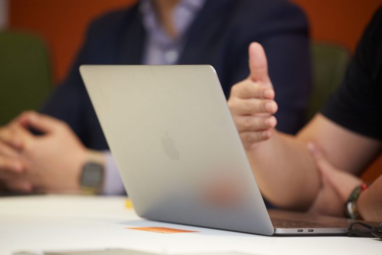 传苹果与韩厂携手研发20寸折叠产品 ＭacBook应用可能性高