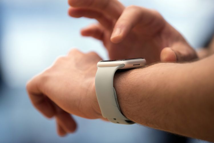 彭博指出苹果血糖测量技术有所进展，最理想的状况就是能纳入Apple Watch功能当中。彭博