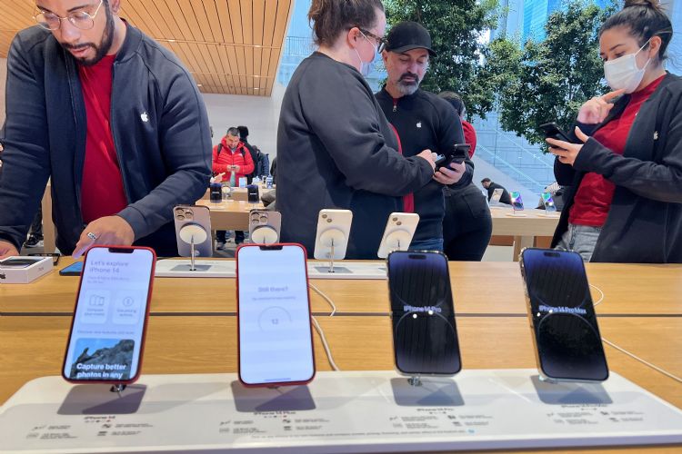 到2023年底，苹果将生产9,560万支iPhone 14系列，以及8,630万支iPhone 15系列。法新社