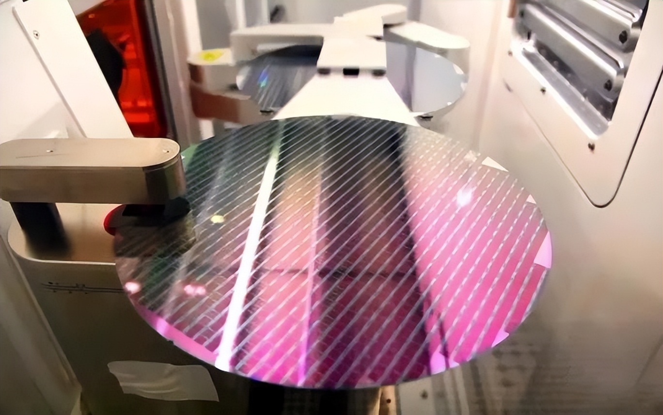 美国给台积电，找了一个最强大的对手，2025年量产2nm