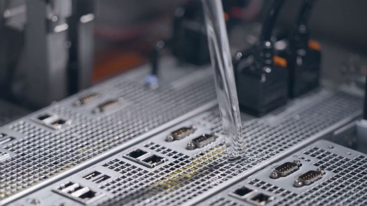 英特尔正在测试多款适用于浸没式液体冷却的冷却液，包含氟化液与定制化合成油品，增加冷却液选择性。英特尔