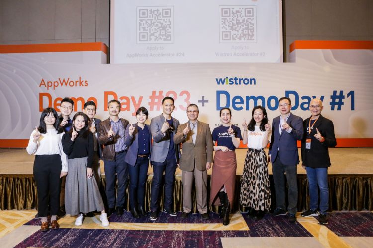 纬创资通董事长林宪铭(右五)、AppWorks 董事长暨合伙人林之晨(右六)。AppWorks
