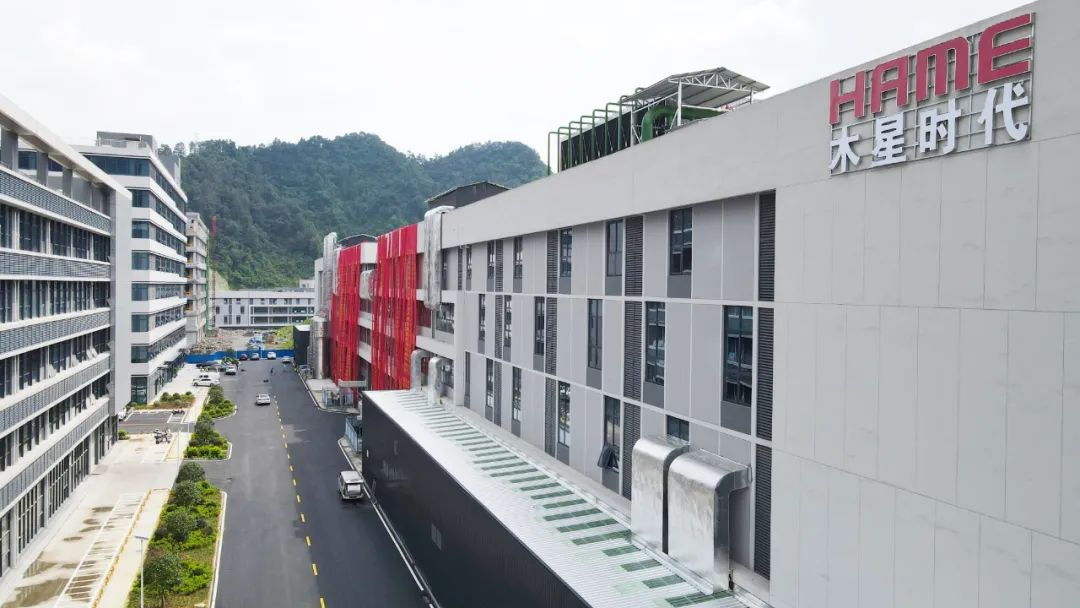 华美兴泰湘西生产基地“50Ah磷酸铁锂电池量产下线仪式”隆重举行-充电头网