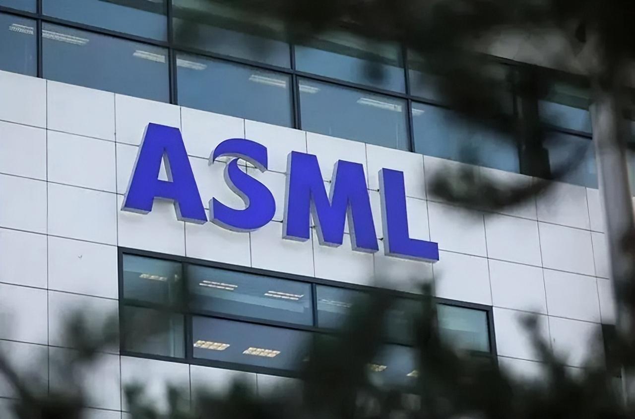 ASML再遭重击，美国芯片也舍弃EUV光刻机，中国芯片成救命稻草