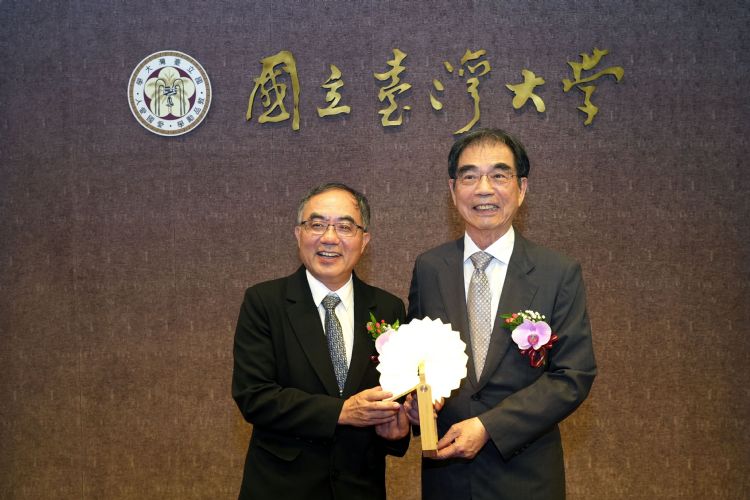 光宝创始人宋恭源（右）十年捐助新台币2亿元，将由台大邀请国际级大师或诺贝尔得主来台讲座。光宝