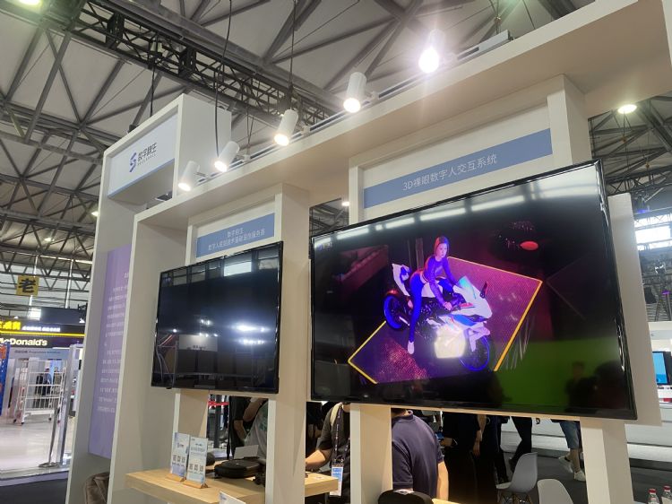 联想集团的元宇宙展区展出新款AR终端产品。谢承学摄