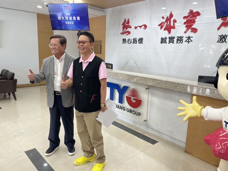 东阳集团副董吴永茂（左）、东阳集团总裁（吴永祥）。舒能翊摄