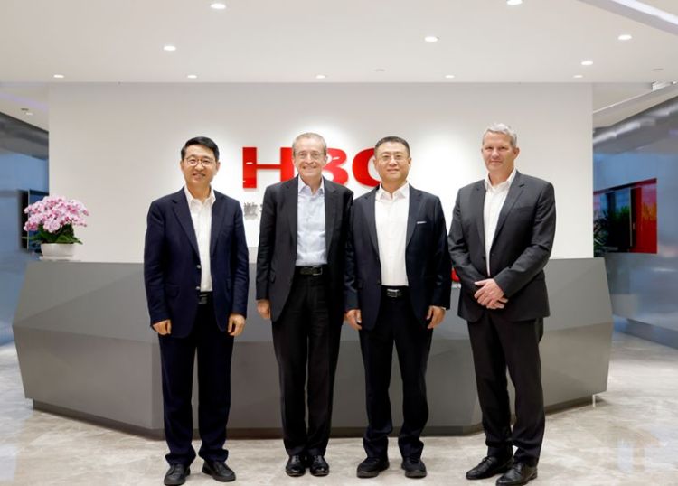 新华三大动作发出英特尔CEO（左二）、商务长（右一）一行，在紫光集团董事长李滨（右二）及新华三集团CEO于英涛（左一）等陪同下，参访北京总部的信息。新华三官网