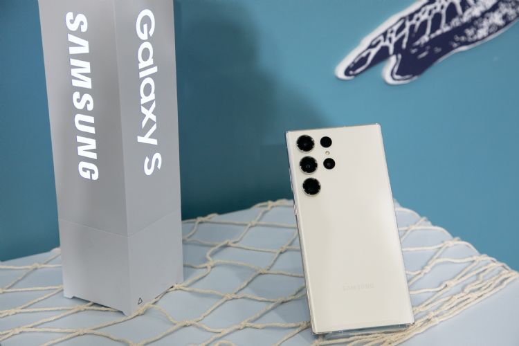 三星S23系列手机预购开红盘，其中S23 Ultra出货占比高达75%，为人气机种。符世旻摄