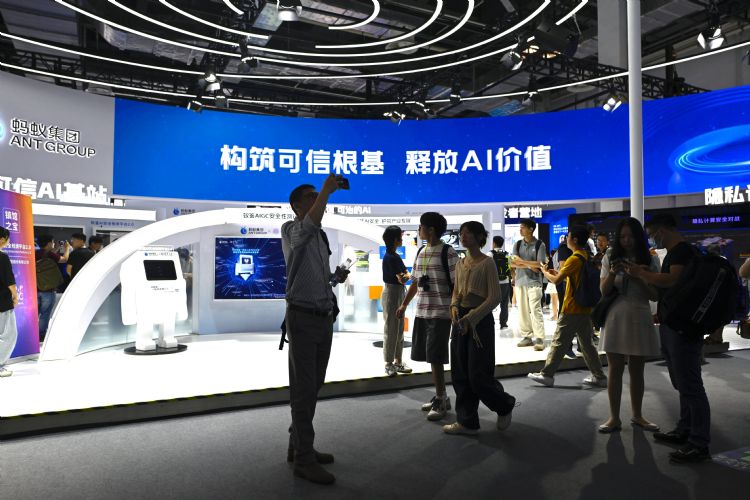 国内暂行办法规定，生成式AI服务的提供和使用，应当坚守社会主义核心价值观。彭博